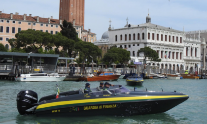 Cade dalla barca e rischia di annegare a San Marco, salvato da una motovedetta delle Fiamme Gialle