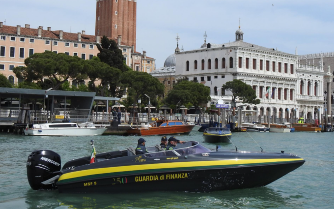 Cade dalla barca e rischia di annegare a San Marco, salvato da una motovedetta delle Fiamme Gialle