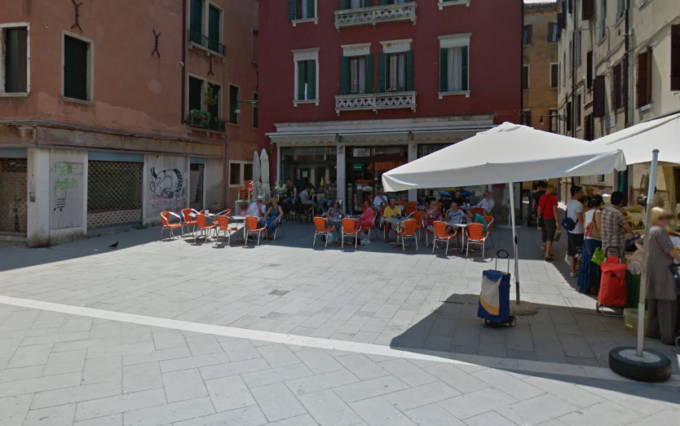 Tifoso dell’Inter rifiuta di togliersi la sciarpa, picchiato e colpito con una cintura da cinque ultras del Venezia