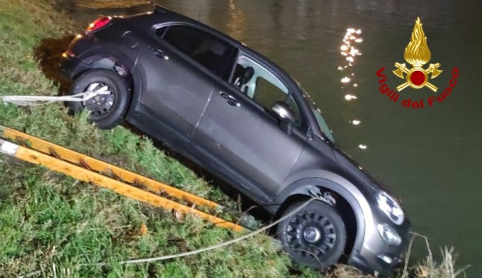 Fiat 500 bloccata sull’argine del Muson, recuperata prima di cadere nel fiume