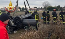 Auto si ribalta in un canale di scolo a bordo strada, morto un 34enne