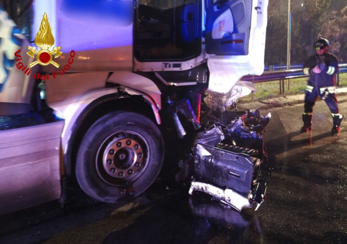 Frontale tra un’Alfa Romeo e un camion sulla Triestina, morto un 25enne