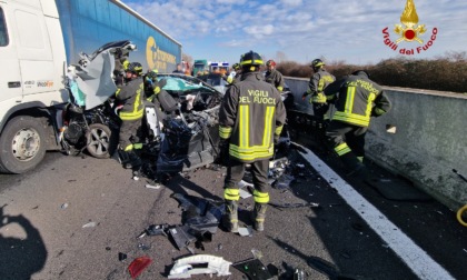 Auto si schianta contro un tir, poi tampona un'altra vettura: una vittima e un ferito grave