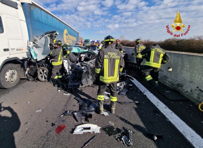 Auto si schianta contro un tir, poi tampona un’altra vettura: una vittima e un ferito grave
