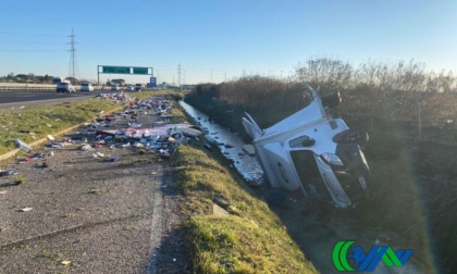 Mezzi pesanti si tamponano sulla tangenziale A57 di Mestre, autocarro si ribalta in un fossato