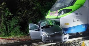 Auto si blocca sui binari a Spinea: la Polizia di Stato di Venezia evita per poco la collisione