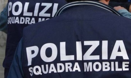 Non può più avvicinarsi all'ex moglie, ma va a casa sua e la incendia: poi fugge in provincia di Brescia