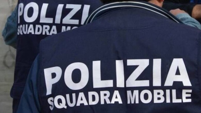 Non può più avvicinarsi all’ex moglie, ma va a casa sua e la incendia: poi fugge in provincia di Brescia
