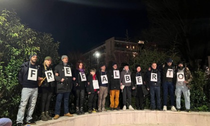 Trecento fiaccole accese al Lido di Venezia per Alberto Trentini: "Riportatelo a casa!"