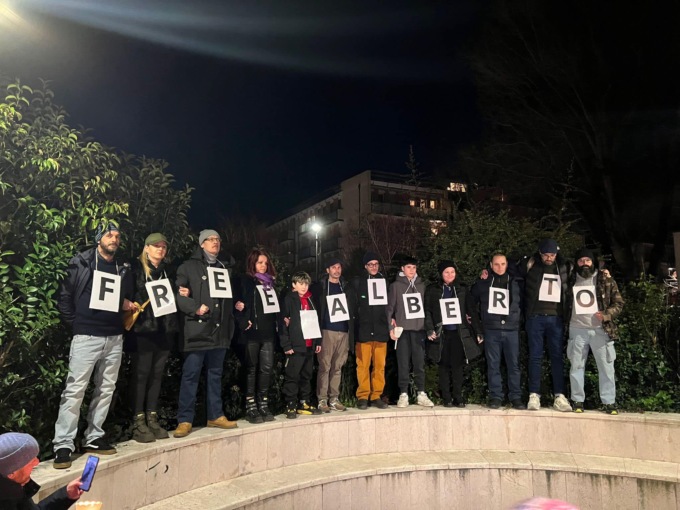 Trecento fiaccole accese al Lido di Venezia per Alberto Trentini: “Riportatelo a casa!”