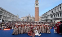 Carnevale di Venezia 2025, il debutto delle 12 Marie tra la folla in Piazza San Marco