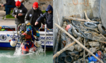 Pulizia canali di Venezia, i gondolieri sub recuperano nove quintali di rifiuti dai fondali