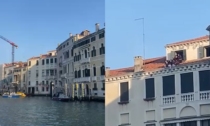 41enne minaccia di lanciarsi nel Canal Grande dal tetto di casa, il video del salvataggio dei Carabinieri