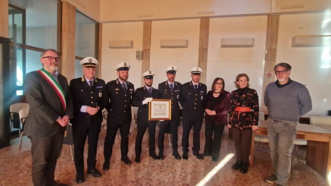Anziana sta male ed è bloccata in casa: riconoscimento speciale per i quattro agenti che l’hanno salvata