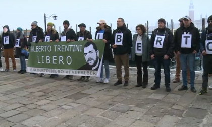 Flash mob a Venezia per Alberto Trentini, bloccato in carcere in Venezuela dal 15 novembre 2024