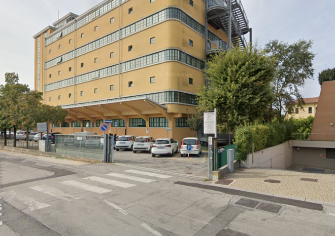 Il medico si rifiuta di prescrivergli i farmaci, tossicodipendente lo aggredisce e lo spinge a terra