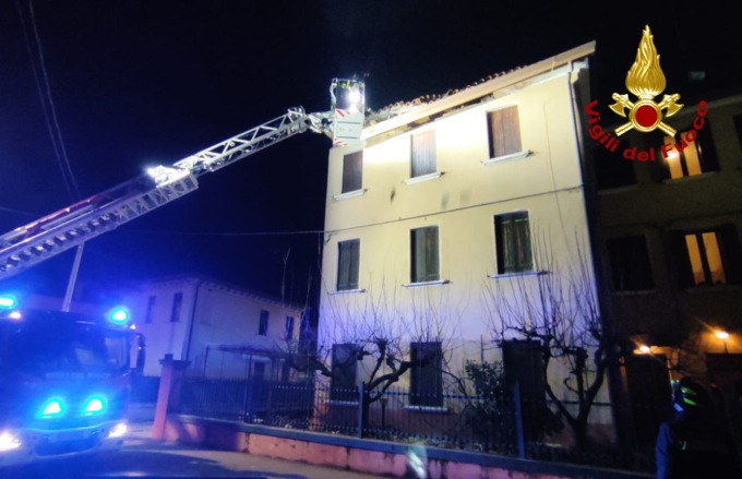 Mestre, crolla tetto di una palazzina di tre piani