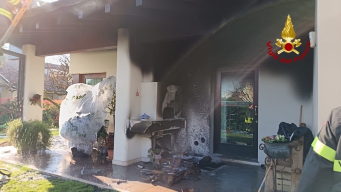 Scoppio improvviso mentre usano il forno in giardino, intervengono i pompieri