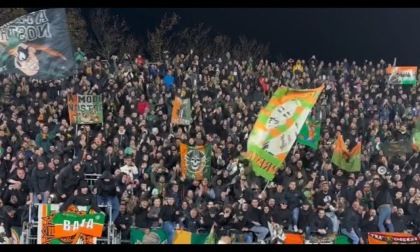 Tifosi del Venezia aggrediti in treno da ultras dell'Udinese e del Salisburgo: quattro feriti e otto arresti