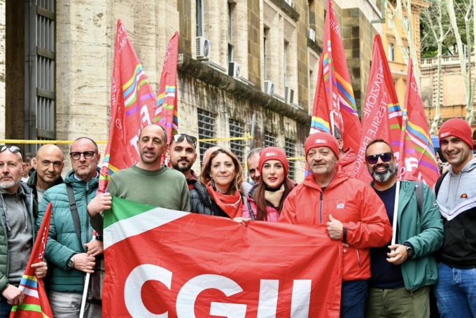Protesta Fillea Cgil Veneto a Roma per il nuovo piano di Versalis (Eni) che mette a rischio 500 posti a Marghera