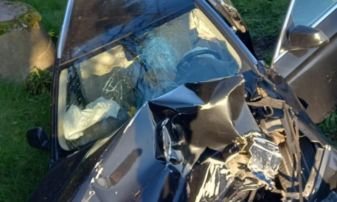 L’impatto contro un furgone e poi lo schianto in un canale, automobilista ferito