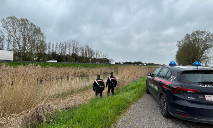 Carabinieri salvano una 24enne finita con l’auto in un canale a Campagna Lupia
