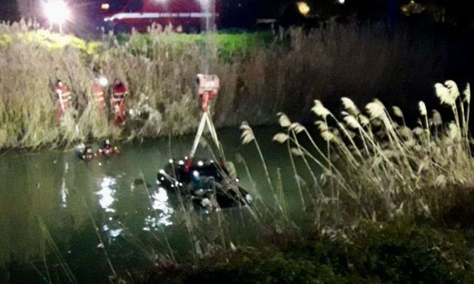 Manovra sbagliata durante il parcheggio, 25enne finisce con l’auto in un canale