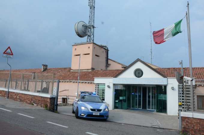 Dà fuoco a manifesti nel quartiere di via Piave, poi lancia pezzi incendiati nel giardino di una casa