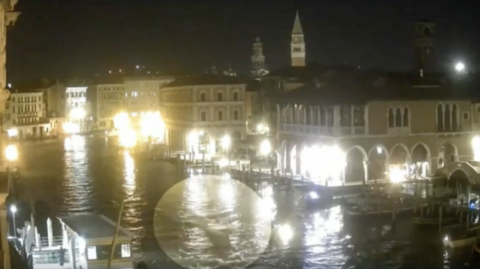 Esplosione durante il concerto: ferito il fonico 30enne