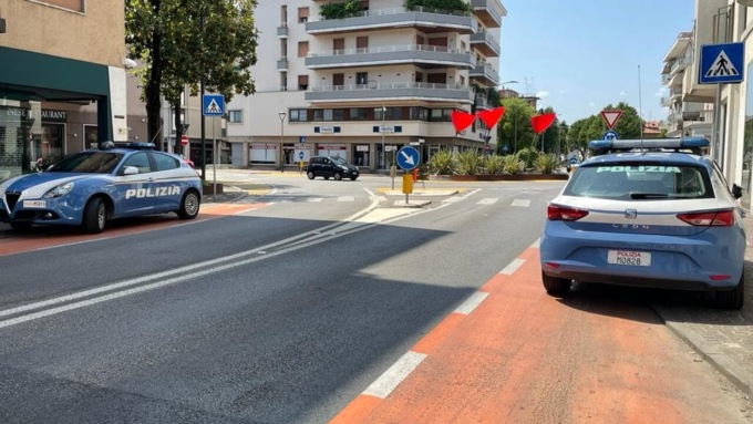 In giro per Mestre armato di martello e coltelli, era evaso dai domiciliari