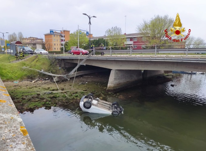 Auto sfonda il guard rail e vola dal ponte nel canale: feriti automobilista e passeggero