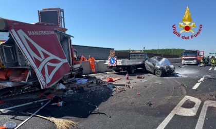 Auto si schianta contro un cantiere stradale e un furgone sull'A4, morta una coppia di anziani