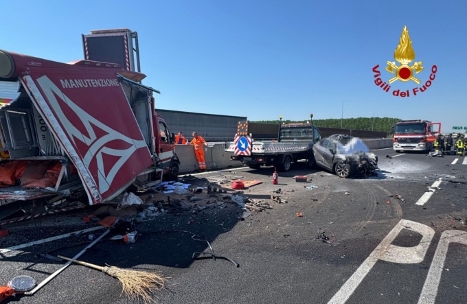 Auto si schianta contro un cantiere stradale e un furgone sull’A4, morta una coppia di anziani