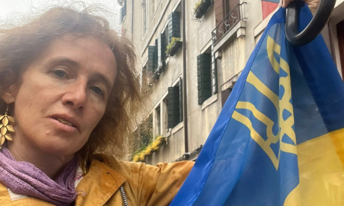 Dissidente russa aggredita durante il Percorso della Memoria per la bandiera ucraina