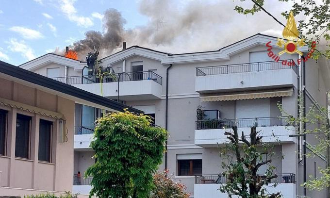 Incendio sul tetto di una palazzina a Quarto d'Altino