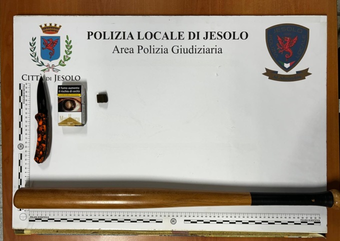 Hashish, coltellino e mazza da baseball in auto: denunciati una 20enne e un 33enne