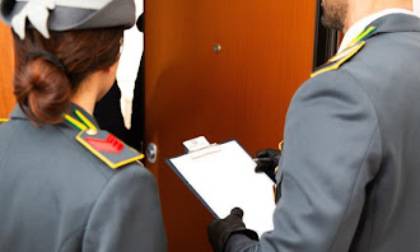 52 lavoratori irregolari costano 580mila euro di sanzioni e la possibile sospensione dell’attività dei Sexy shop