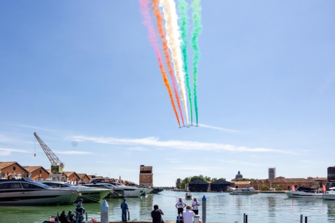 Spettacolo delle Frecce Tricolori a Venezia per l’apertura del sesto Salone Nautico