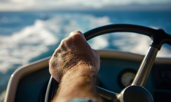 Clonavano le patenti nautiche dei morti e le vendevano a 2mila euro l’una, 50 indagati: c’è anche un 56enne di Martellago