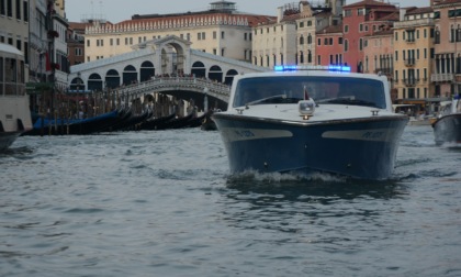 "Ridammi i miei soldi": passante spinta a terra da una borseggiatrice in centro a Venezia