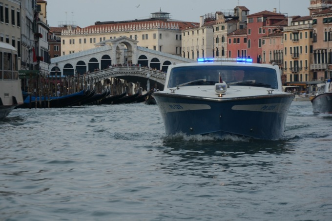 “Ridammi i miei soldi”: passante spinta a terra da una borseggiatrice in centro a Venezia
