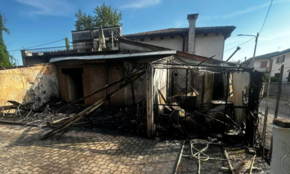Incendio distrugge il giardino estivo del Woody Pub ad Asseggiano: paura e danni, ma nessun ferito