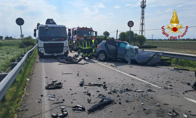 Scontro frontale tra un’auto e un camion: un morto e tre feriti, tra cui un neonato