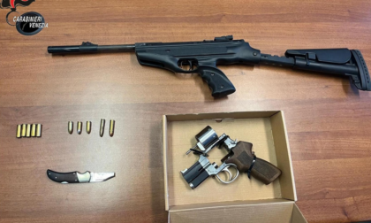 Far West in centro a Chioggia: 42enne si mette a sparare di notte per provare la pistola
