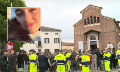 L'ultimo saluto ad Anna Chiti, oltre duemila persone al funerale della 17enne caduta dal catamarano