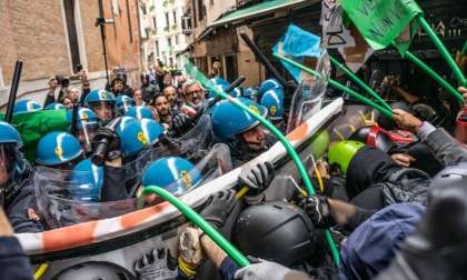 Scontri fra centri sociali e polizia al Festival delle Regioni