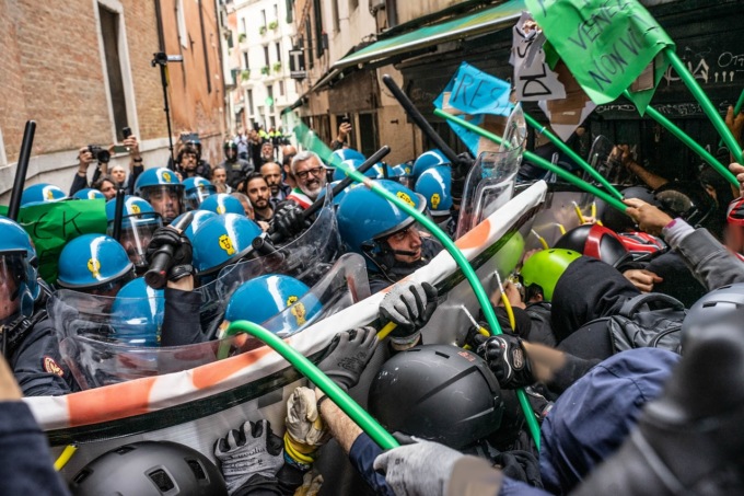 Scontri fra centri sociali e polizia al Festival delle Regioni