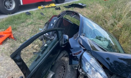 Renault Clio si schianta in un fossato a bordo strada: ferite due donne, una è incinta