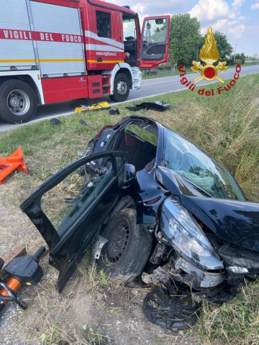 Renault Clio si schianta in un fossato a bordo strada: ferite due donne, una è incinta