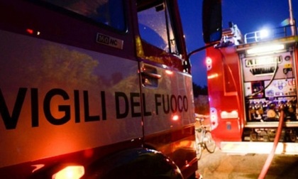 Incendio nella notte a San Donà, esplode un distributore automatico